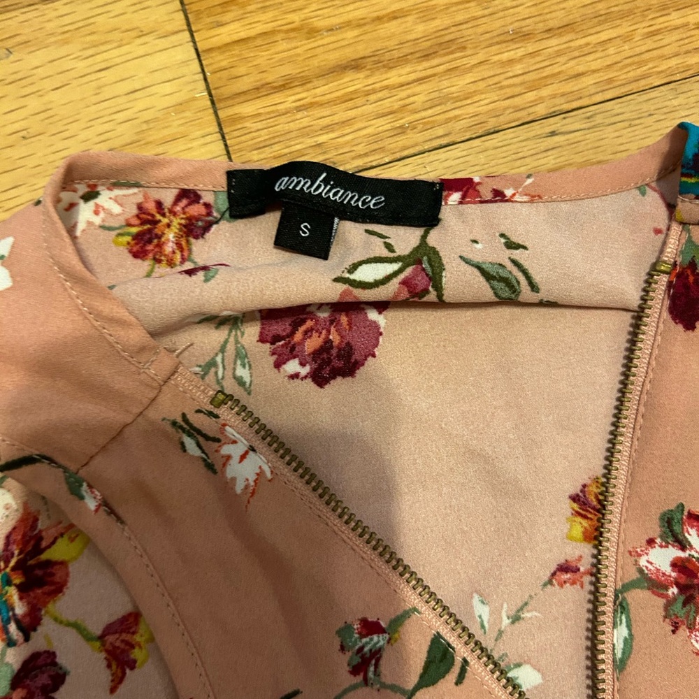 2 pre-owned lightweight blouses. Women. - Picture 5 of 9